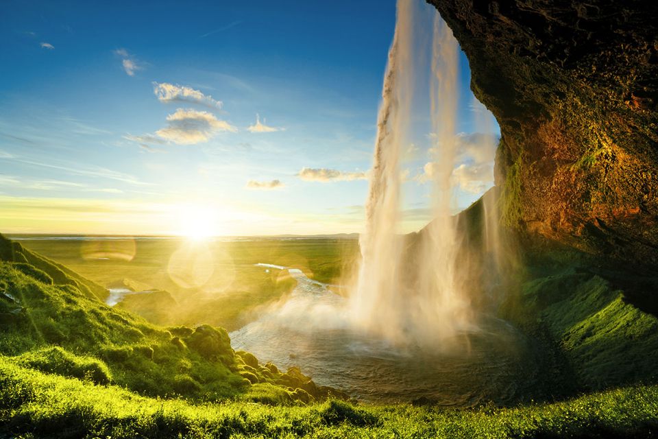Natürliche Landschaft rund um einen Wasserfall
