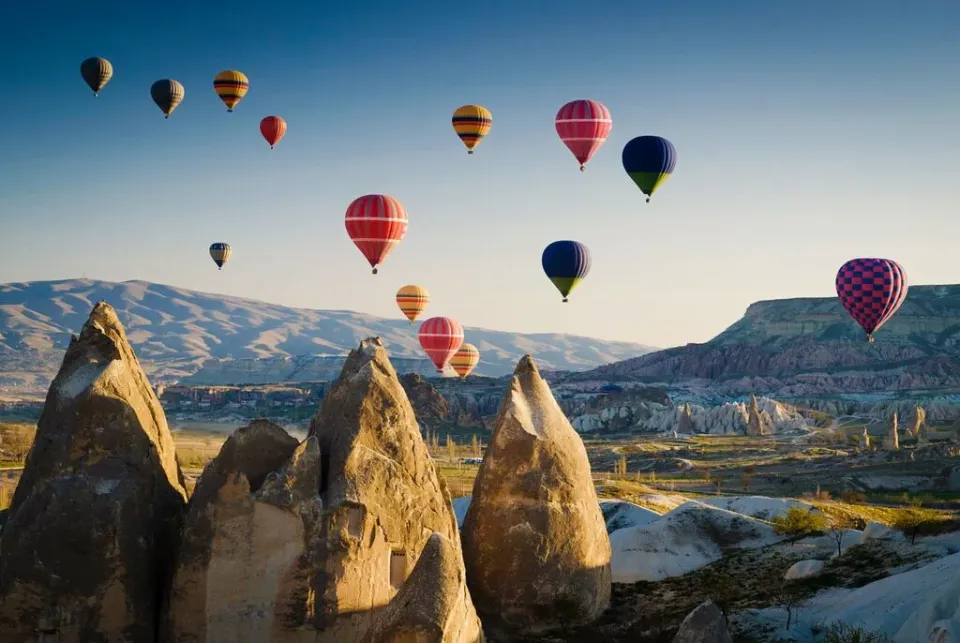 Bunte Heißluftballons über der Landschaft von Kappadokien