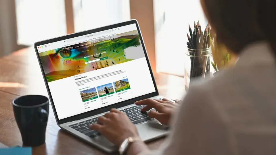 Eine Person sieht sich eine Webseite auf ihrem Laptop an.