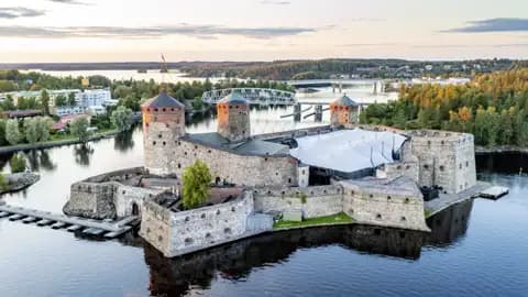 Die mittelalterliche Burg Olavinlinna ist einer der Ziele beim Stadtrundgang in Savolinna auf Ihrer Rundreise.