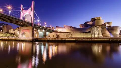 Bei Ihrer Reise durch Spanien besuchen wir auch das moderne Guggenheim-Museum.