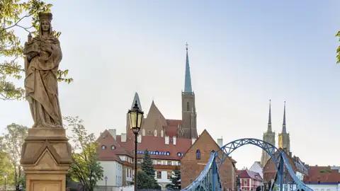 Auf unserer Top-Preis-Reise nach Breslau werden wir viele Brücken bewundern. Hier die Dombrücke in Breslau, die die Sandinsel mit dem nach wie vor Dominsel genannten Stadtviertel verbindet.