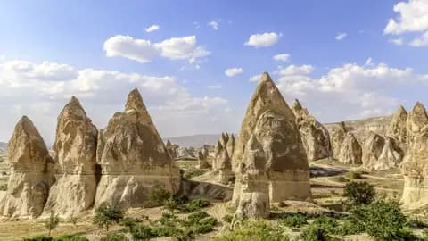 Ihre Reise führt Sie durch sonnige Landschaft in Kappadokien mit den berühmten, kegelförmigen Tuffsteinformationen, auch Feenkamine genannt.